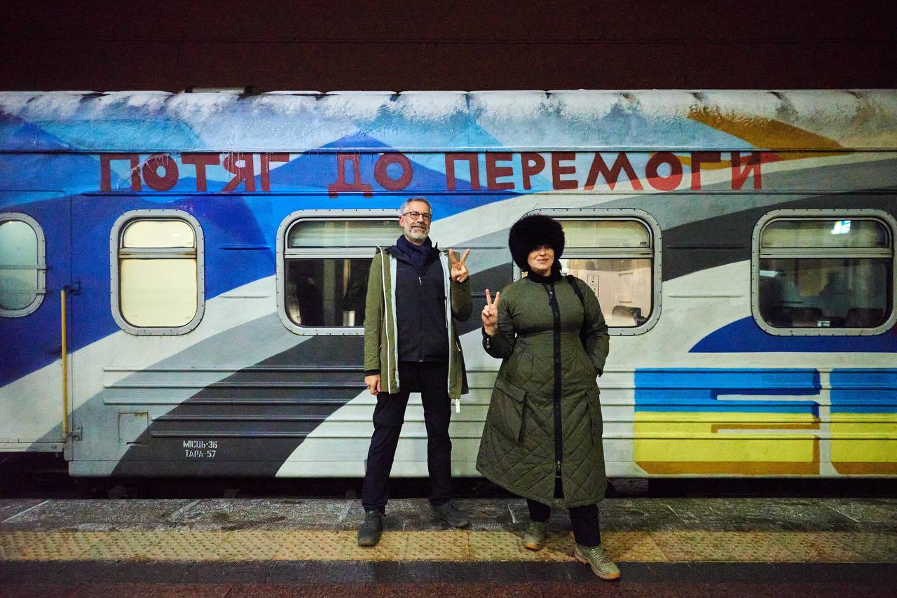 Вперше з 24 лютого до Херсона прибув поїзд. Його зустрічали оплесками та вигуками "Слава Україні!" - фото 7