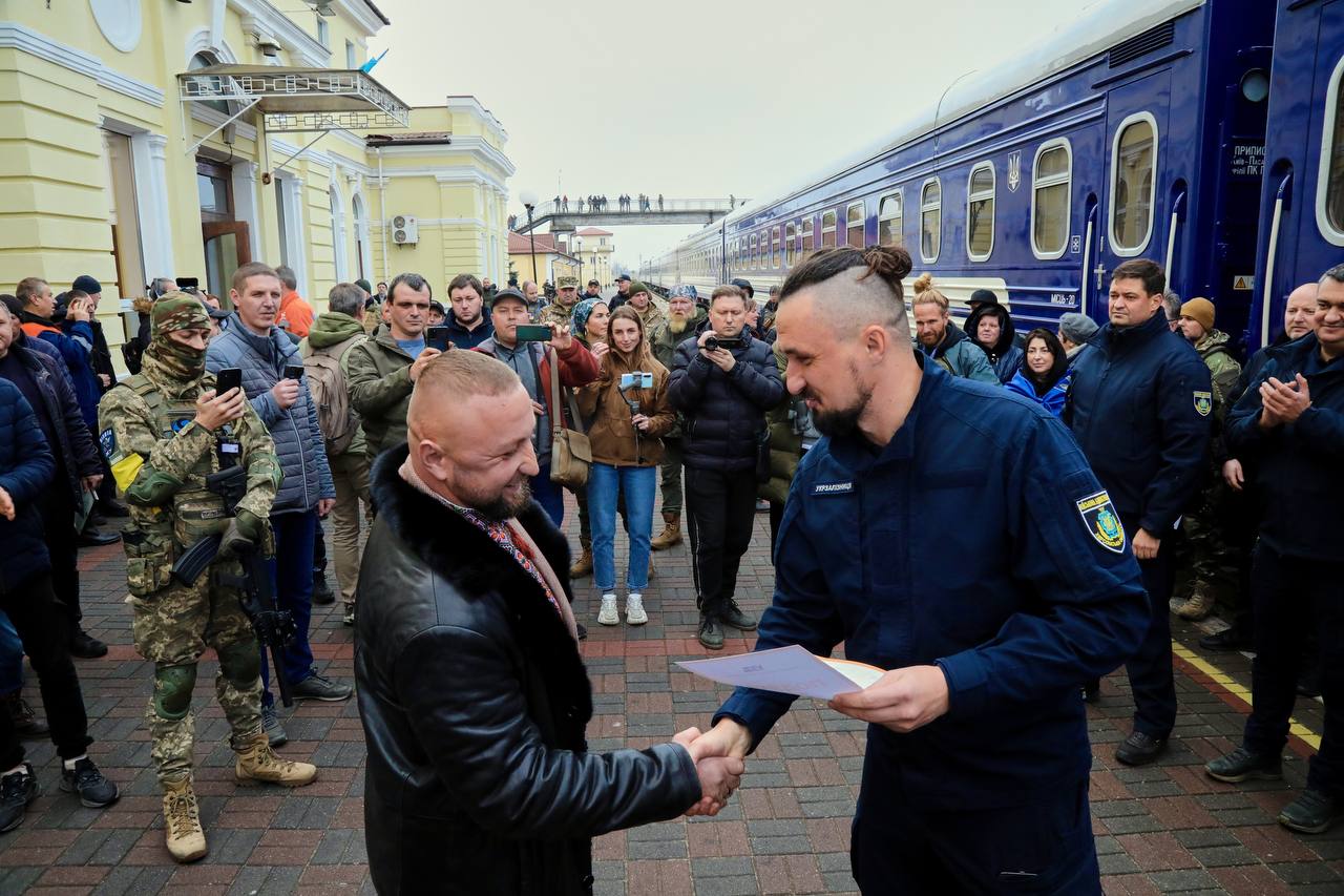 Вперше з 24 лютого до Херсона прибув поїзд. Його зустрічали оплесками та вигуками "Слава Україні!" - фото 3