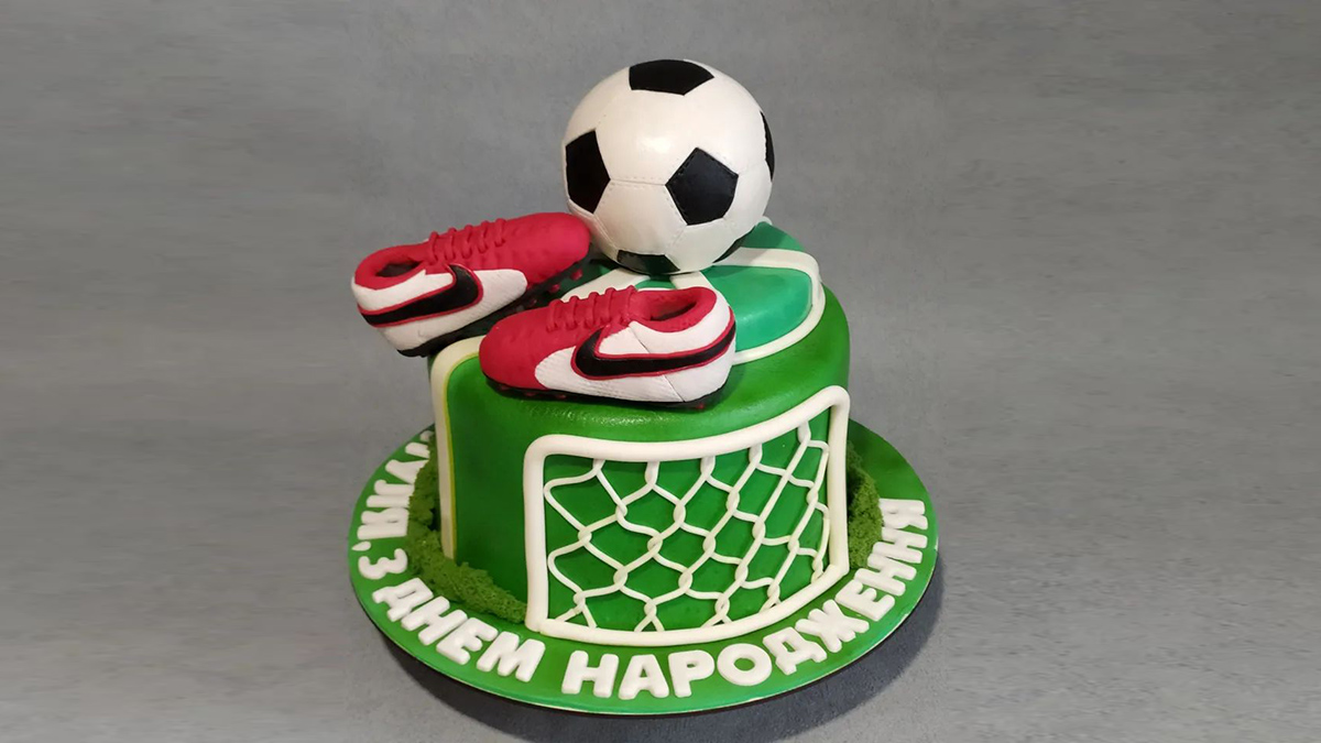 Кондитер із Дніпра виготовив торт до Чемпіонату світу з футболу
