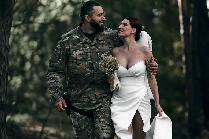 Розписував генерал ЗСУ: українська снайперка Емеральд вийшла заміж на передовій - фото 1