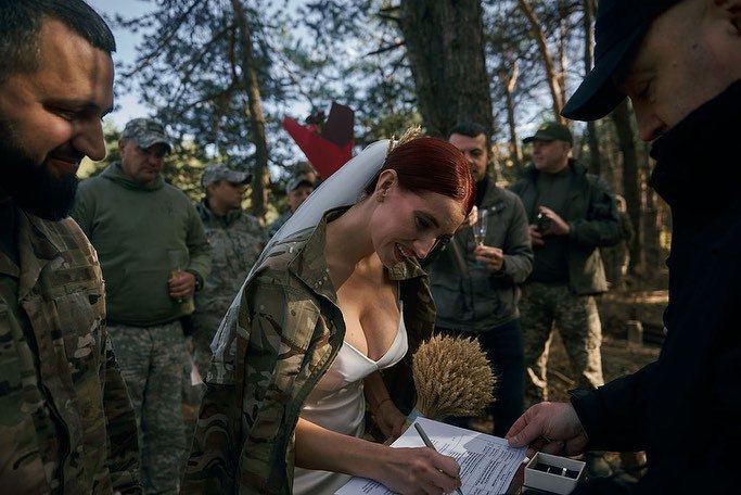 Розписував генерал ЗСУ: українська снайперка Емеральд вийшла заміж на передовій - фото 5