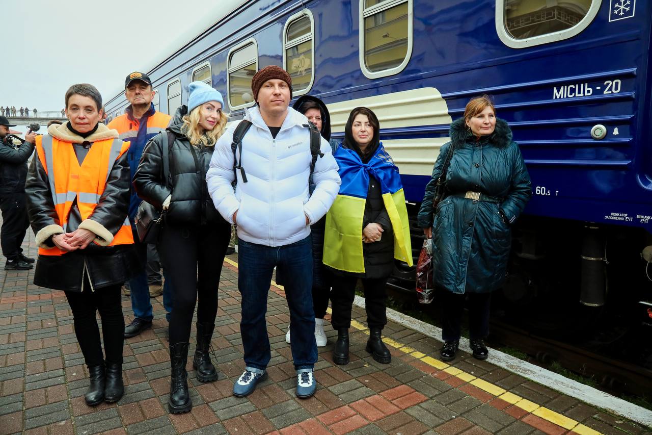 Вперше з 24 лютого до Херсона прибув поїзд. Його зустрічали оплесками та вигуками "Слава Україні!" - фото 1