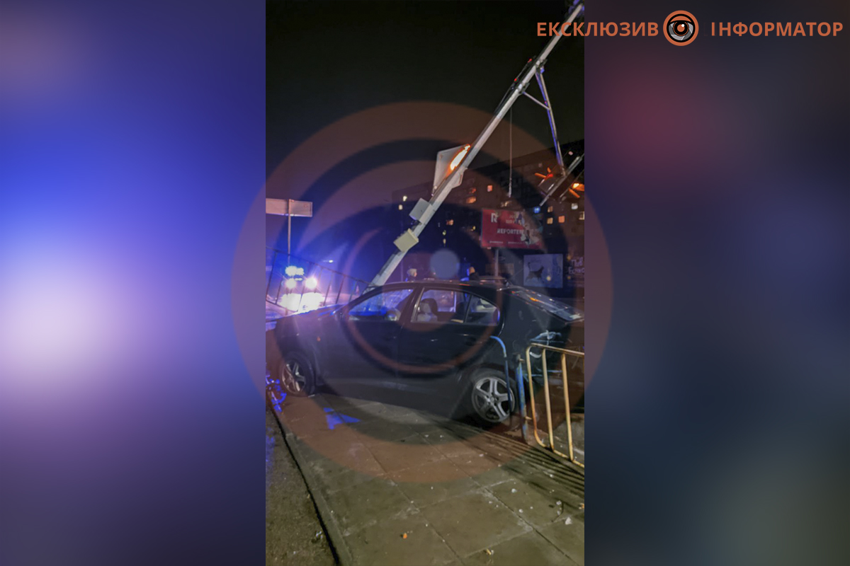 ДТП на Метробудівській - постраждав світлофор