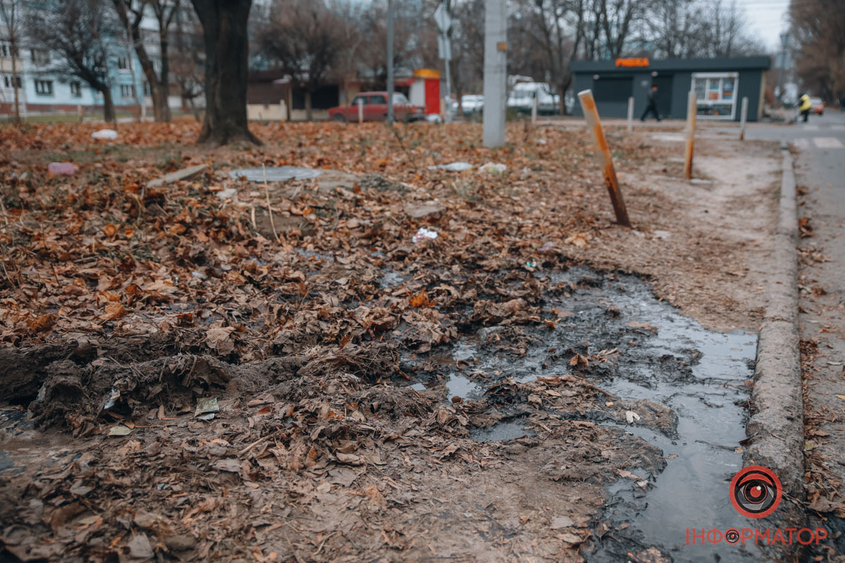 Вода продовжує витікати з колектора