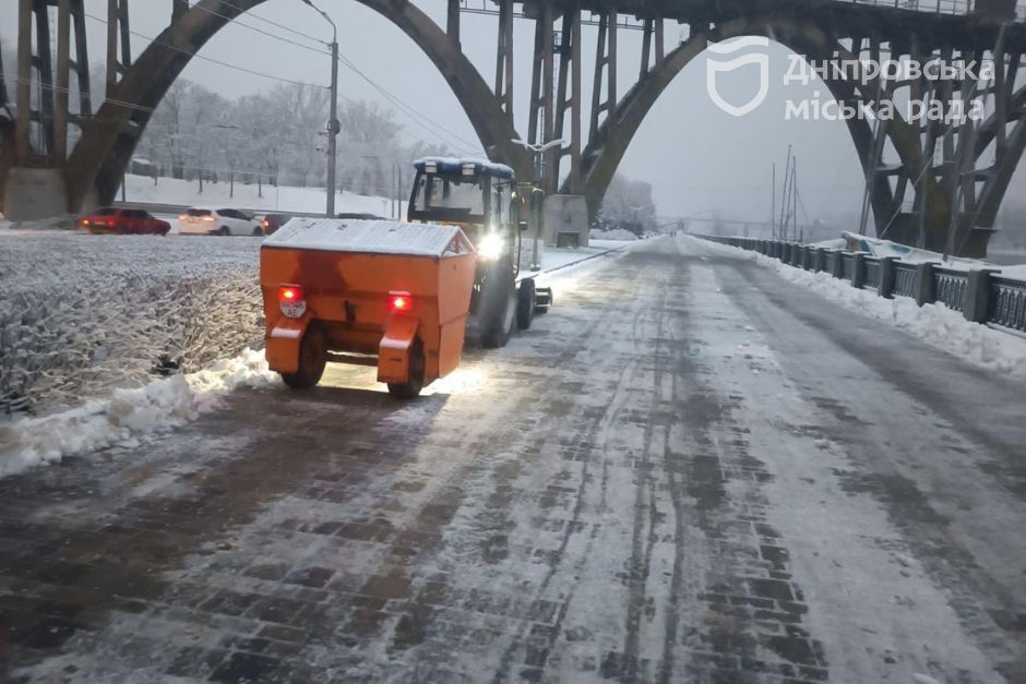 У Дніпрі комунальники продовжують безупинно прибирати сніг