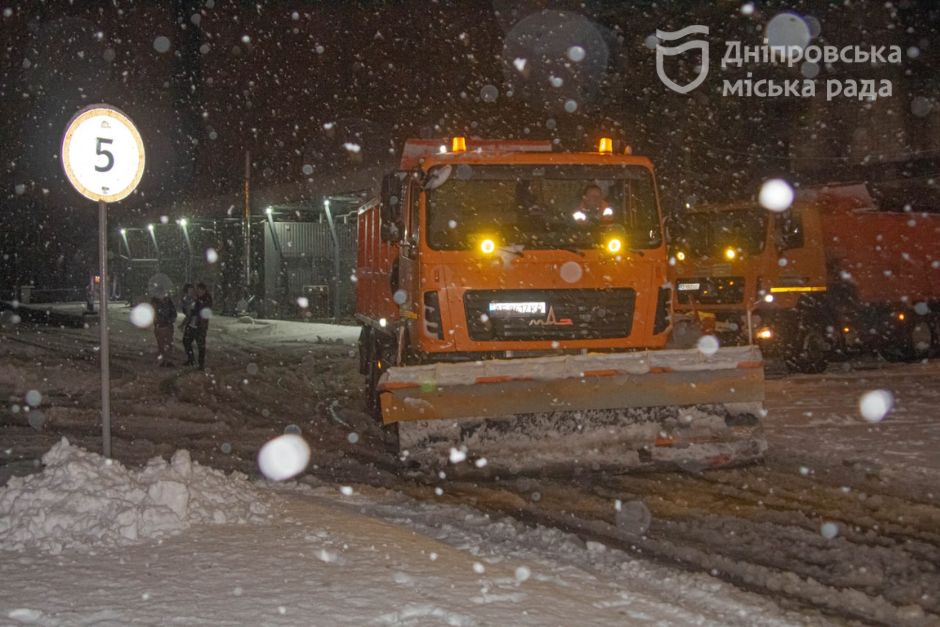 12 навантажувачів, 24 одиниці мінітехніки