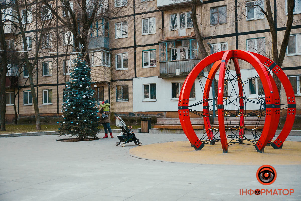 Ялинка знаходиться у мінісквері 