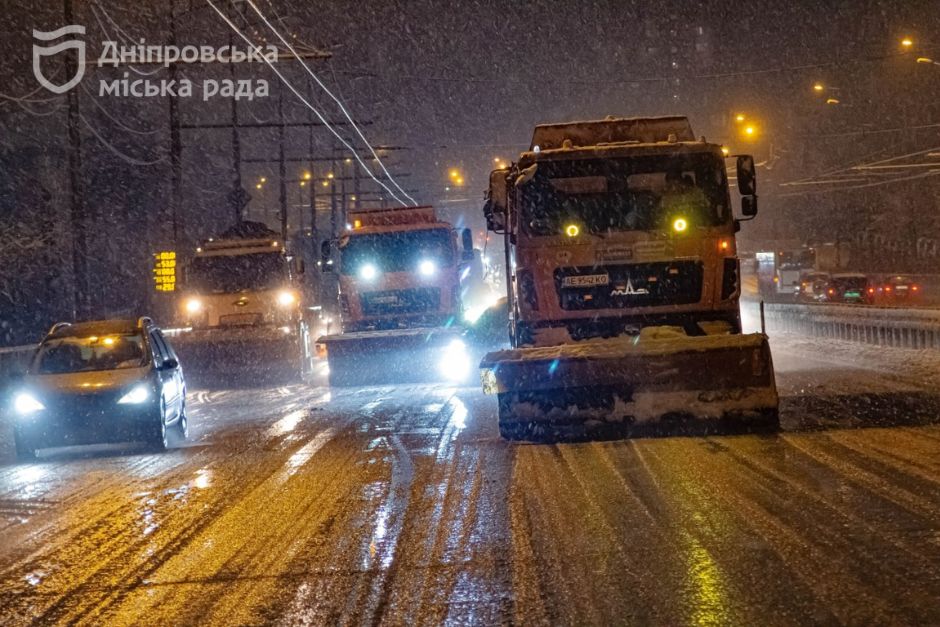 Більше півтисячі двірників прибирають тротуари та зупинки громадського транспорту