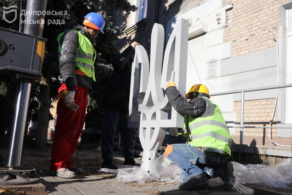 Висота тризуба складає близько 1,2 метра