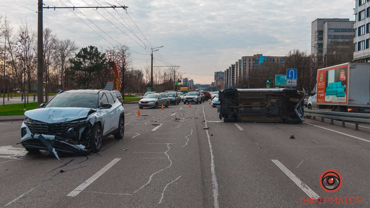 У Дніпрі на Набережній перемоги зіштовхнулись Hyundai та Renault: машина перекинулась на бік