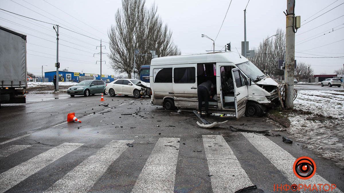 У Дніпрі на Донецькому шосе зіткнулися Toyota та Mercedes: є постраждалі, утворився затор
