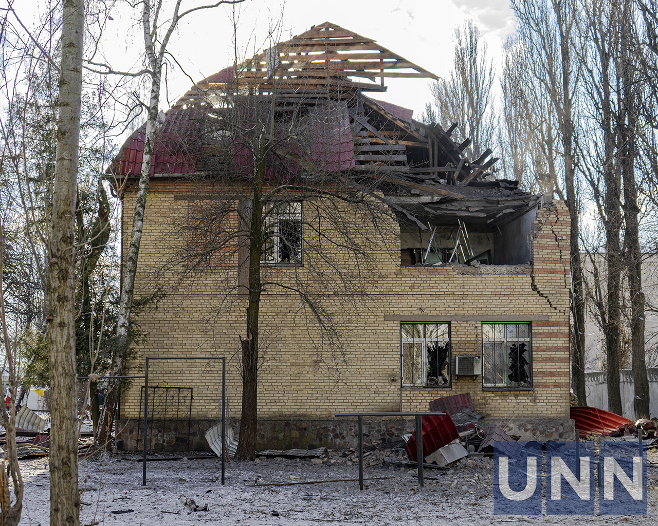 Окупанти зранку вдарили дронами по Києву: фоторепортаж з місця подій - фото 5