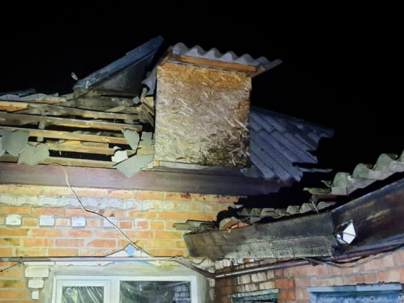 Понівечені будинки та електромережі: окупанти вночі атакували Нікопольський район
