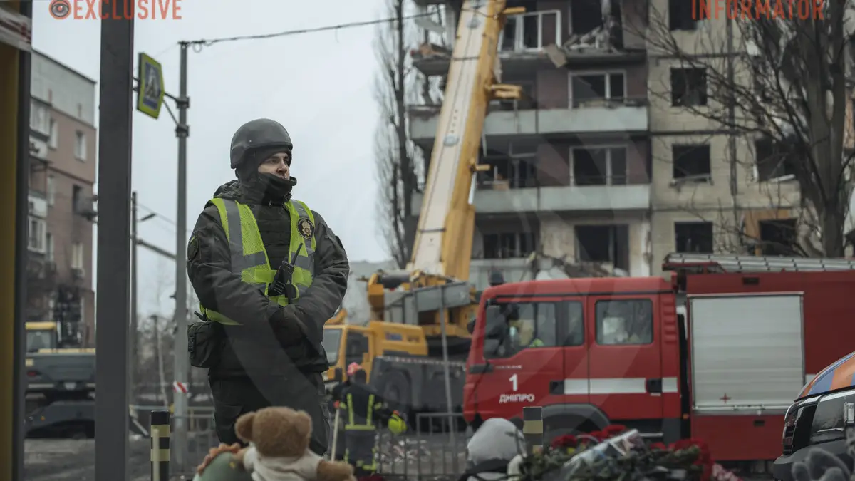 Іграшки, квіти і пункти допомоги: як у Дніпрі виглядає місце, куди влучила російська ракета, через 40 годин пошукової операції