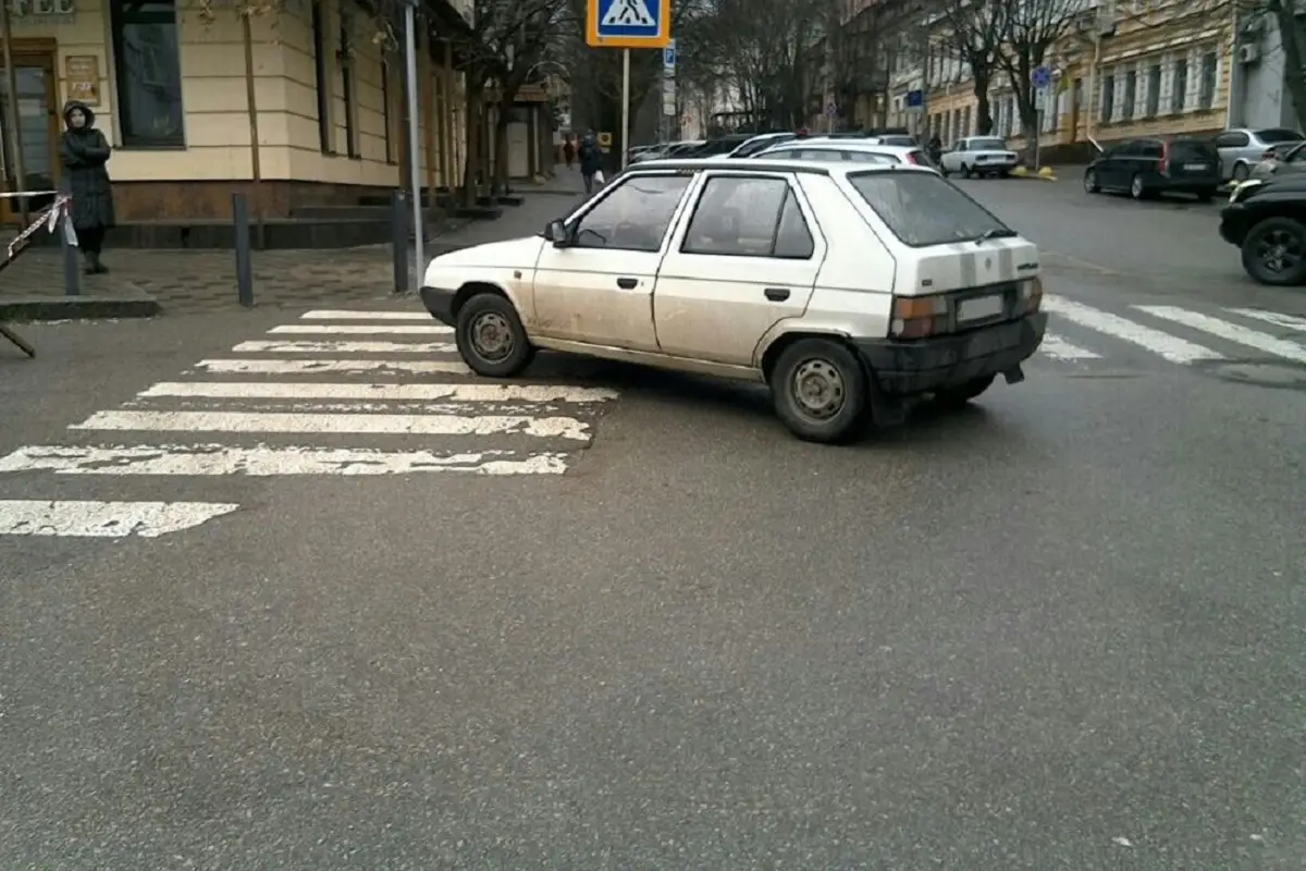 Автівка посеред дороги нормальна справа для Дніпра