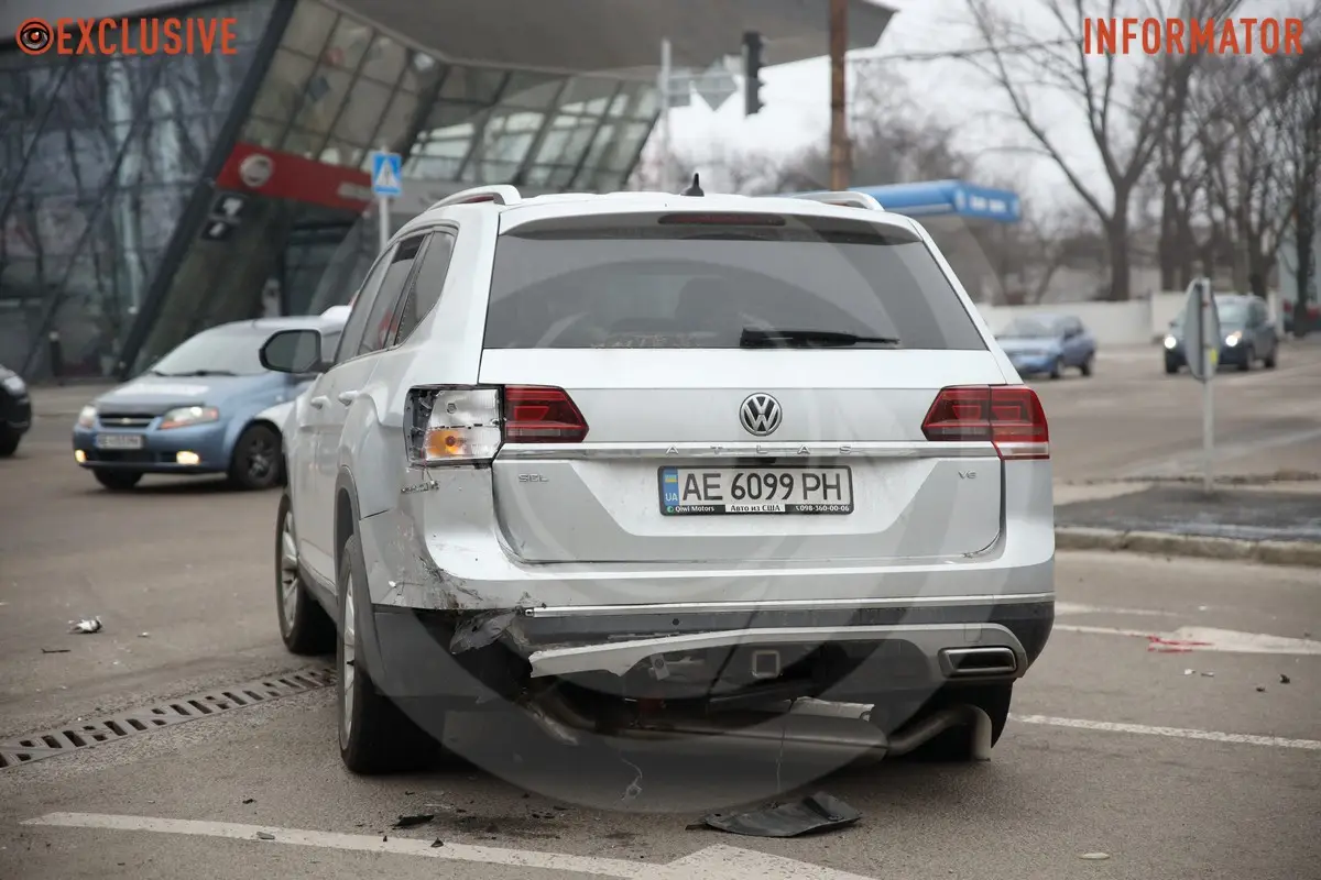 У Volkswagen пошкоджений задній бампер