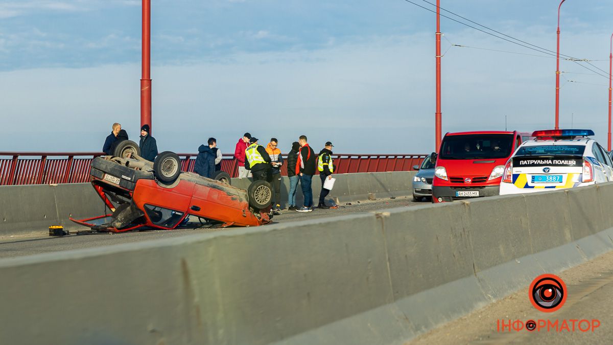 У Дніпрі на Новому мосту «Таврія» зіштовхнулася з двома Hyundai та перекинулася: утворився затор