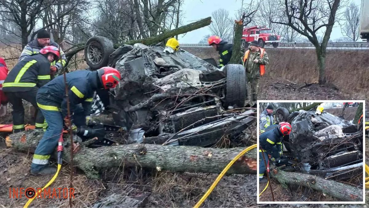 У Дніпропетровській області BMW зіткнувся з деревами та перекинувся: водія затиснуло в автівці