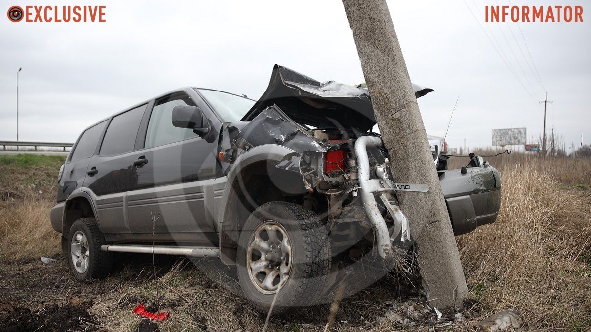 На виїзді з Дніпра на Донецькому шосе Nissan на швидкості вилетів у кювет і врізався в опору: водія забрали в лікарню
