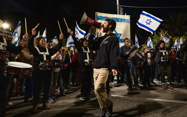 В Ізраїлі сотні тисяч демонстрантів продовжують протестувати на мітингах проти судової реформи - фото 10