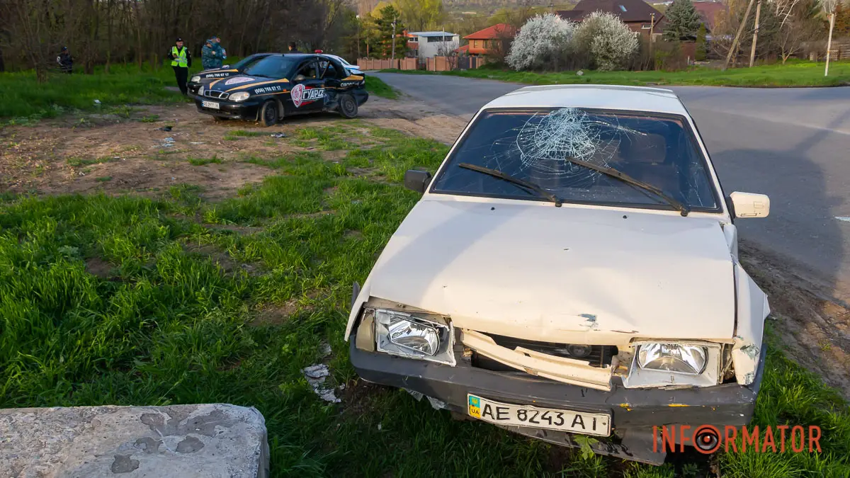 У Дніпрі на вулиці Дніпровській ВАЗ зіткнувся з Daewoo служби “Гуард”: водія забрала швидка