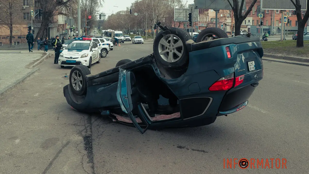 У Дніпрі на Поля Subaru зіштовхнувся з Toyota та перекинувся на дах: постраждав водій