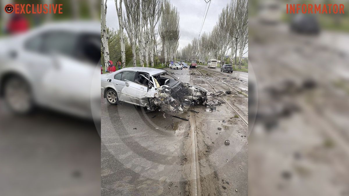 У Кривому Розі BMW на швидкості врізався у дерево: один із пасажирів загинув, інший — у лікарні