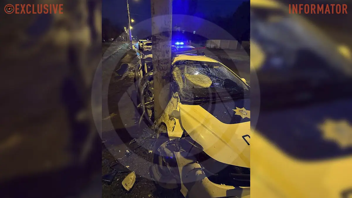 У Дніпрі на Тероборони Chevrolet зіткнувся з машиною поліції: правоохоронця шпиталізували