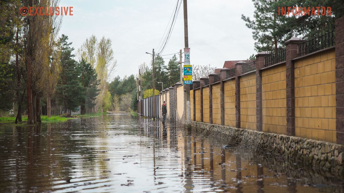 Сотні будинків залишаються у воді: яка ситуація з підтопленнями в Обухівці
