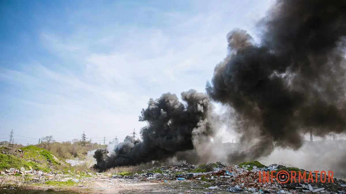 Стовп чорного диму: у Дніпрі в Діївці горить сміттєзвалище