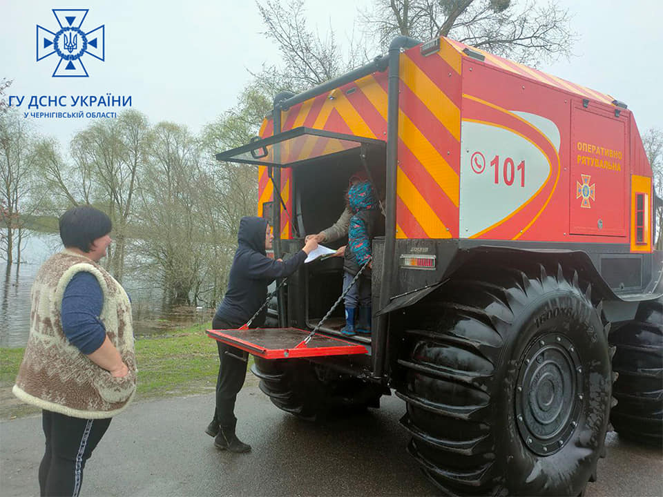 Підтоплення зачепило п'ять областей України: людям підвозять воду та харчі - фото 5