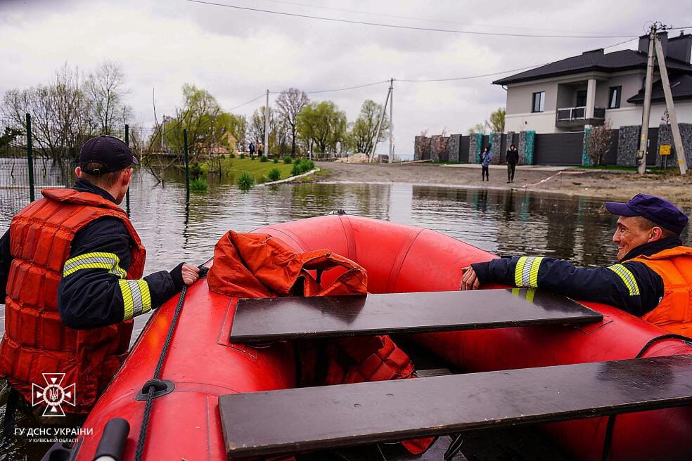 Підтоплення зачепило п'ять областей України: людям підвозять воду та харчі - фото 1