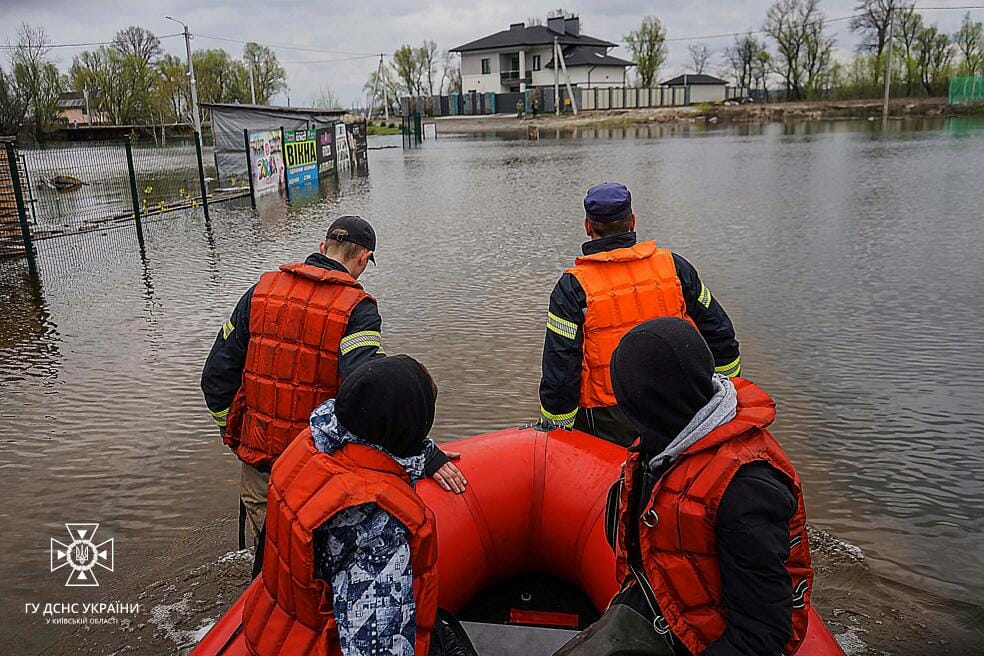Підтоплення зачепило п'ять областей України: людям підвозять воду та харчі - фото 8