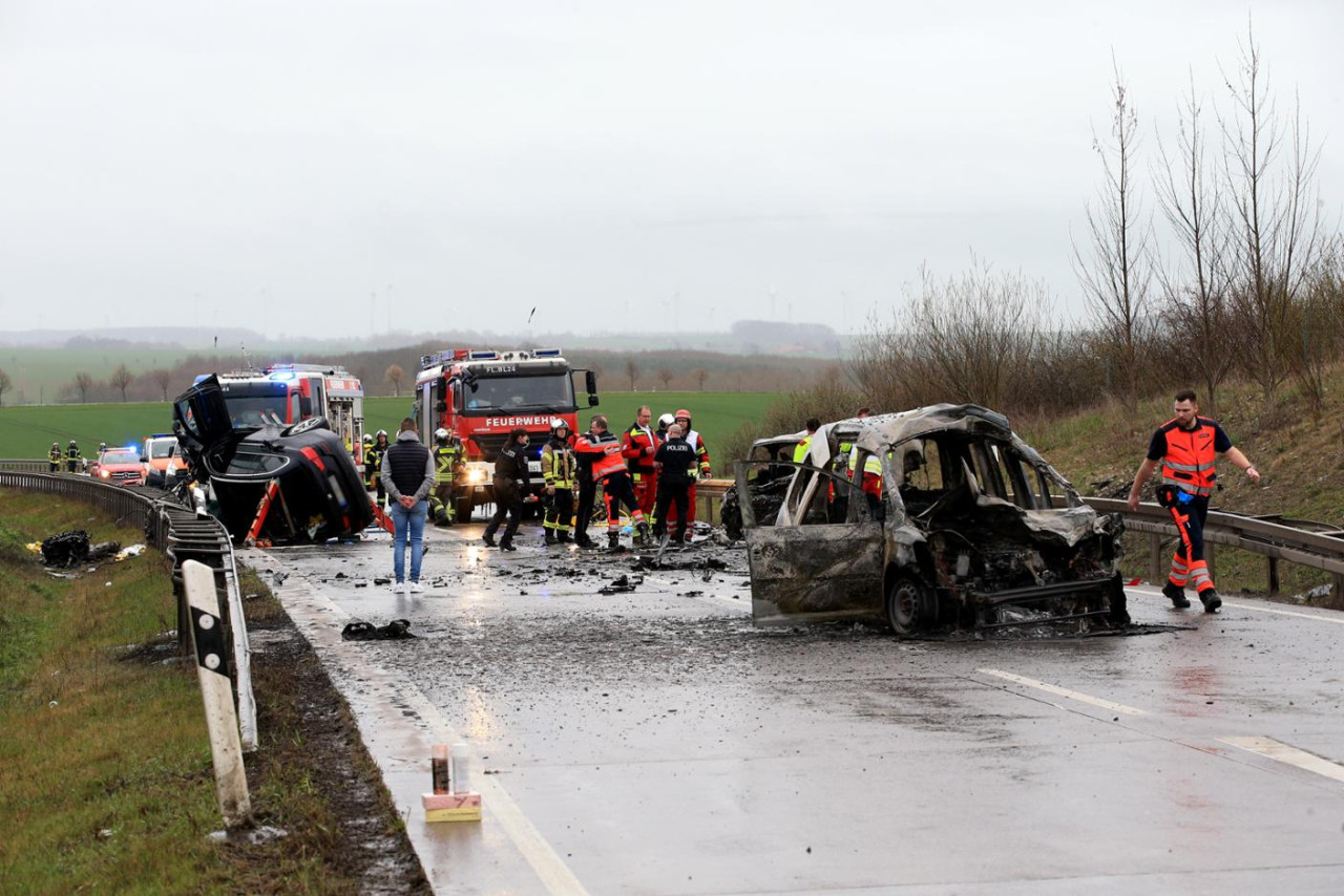 Жахлива аварія в Німеччині: семеро людей згоріли живцем при зіткненні трьох автомобілів - фото 3