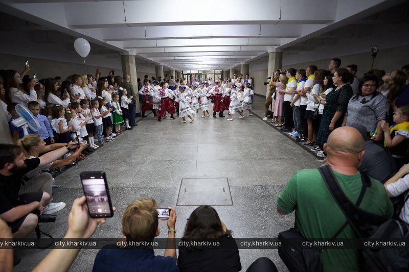 У Харкові “Перший дзвоник” провели у метро: як це було - фото 2