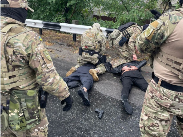 Вимагали 11 тисяч доларів в батька загиблого військового: на Дніпропетровщині затримали двох зловмисників