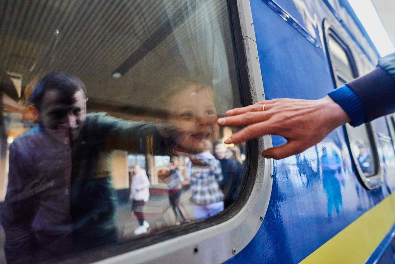 День "залізних людей": Зеленський пояснив, чому залізниця – значно більше, ніж просто транспорт - фото 9