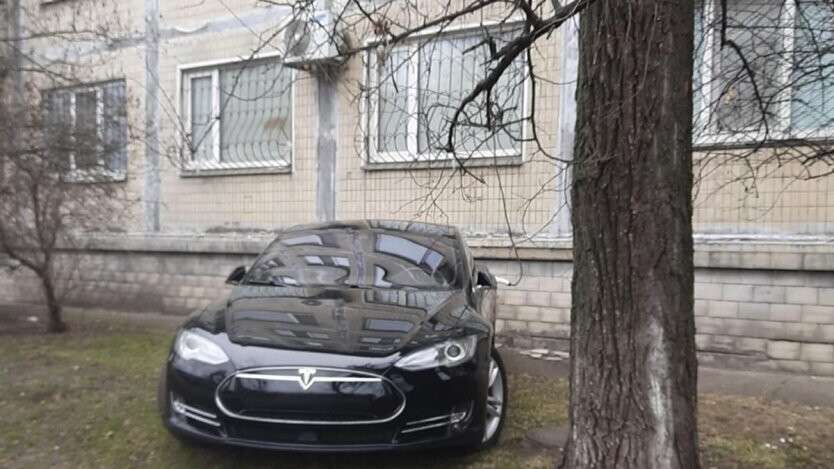 Зарядка електрокара з вікна