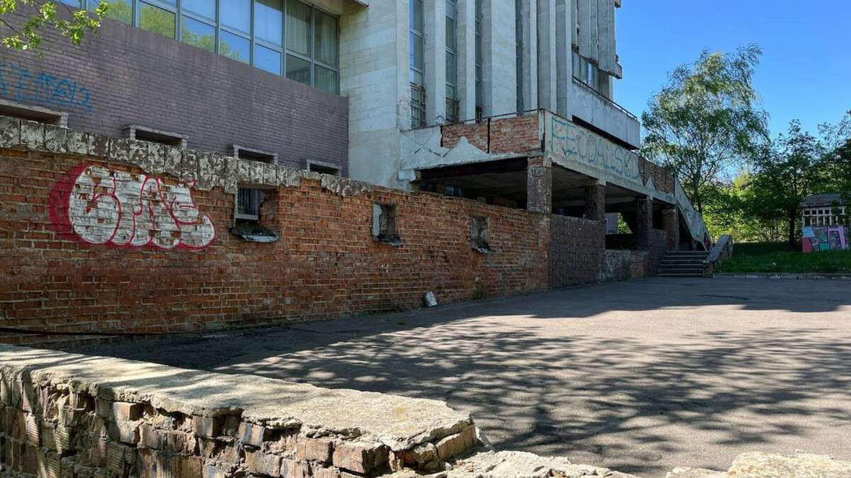 Замість престижного закладу - руїни та смітник
