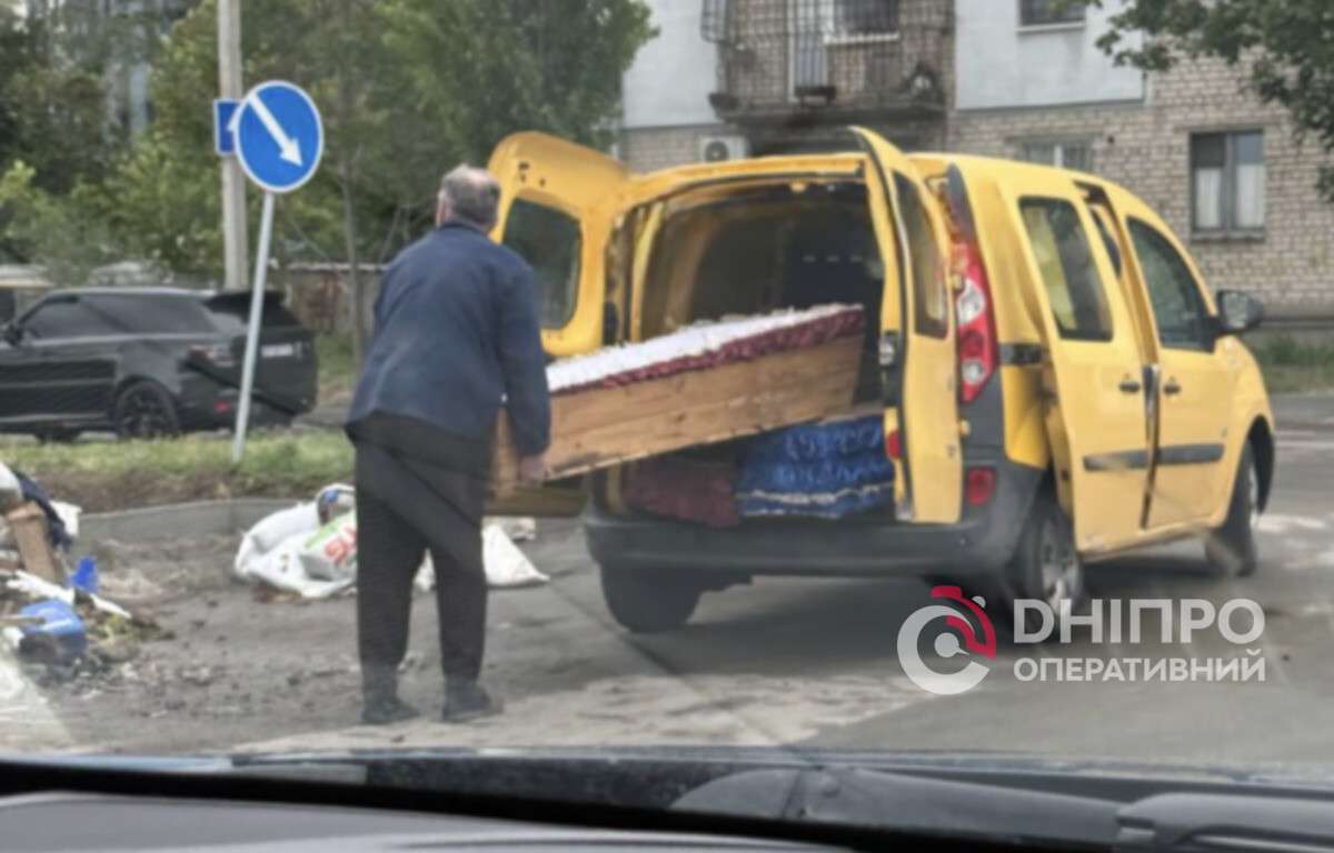 Труни на звалищі