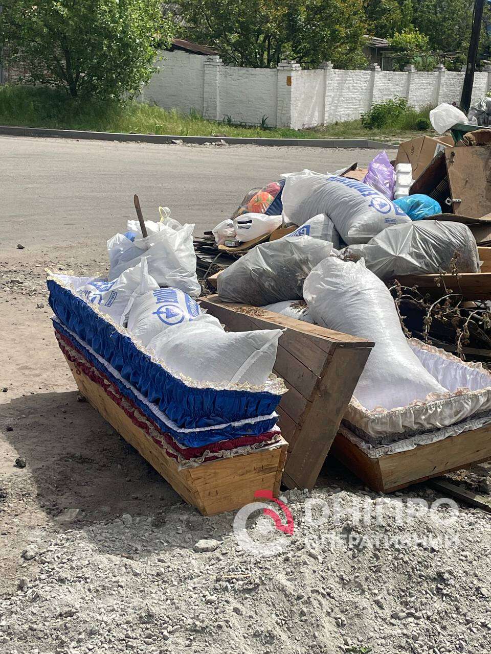 Труни на звалищі
