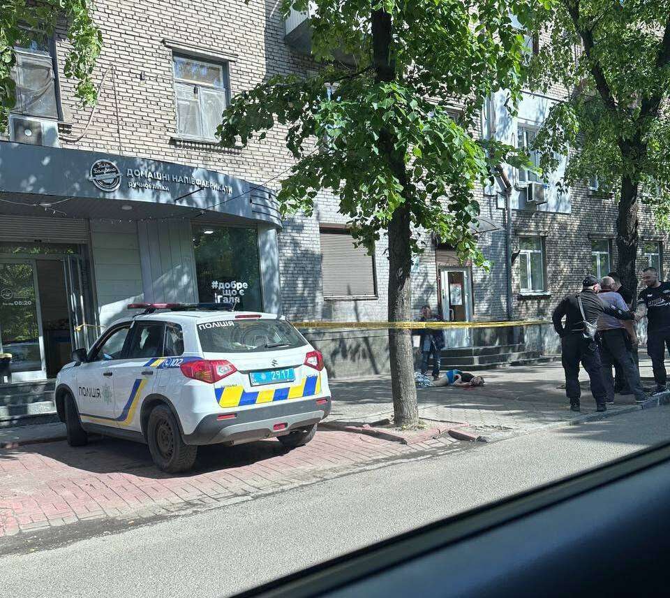 Жінка випала з вікна