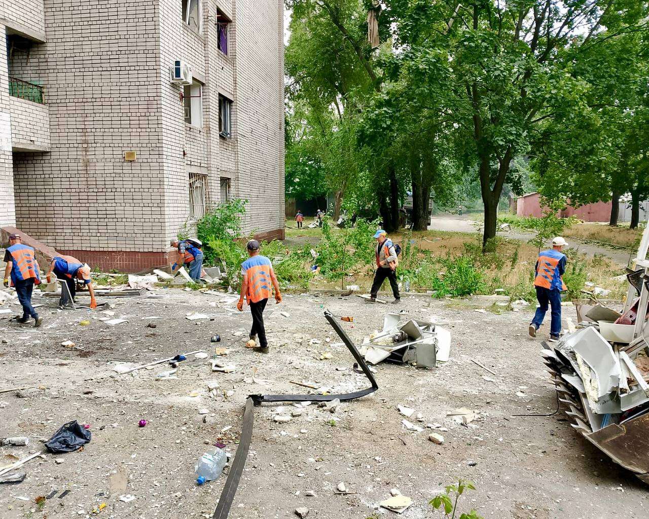 Комунальники ліквідовують наслідки обстрілу по Дніпру 24 червня