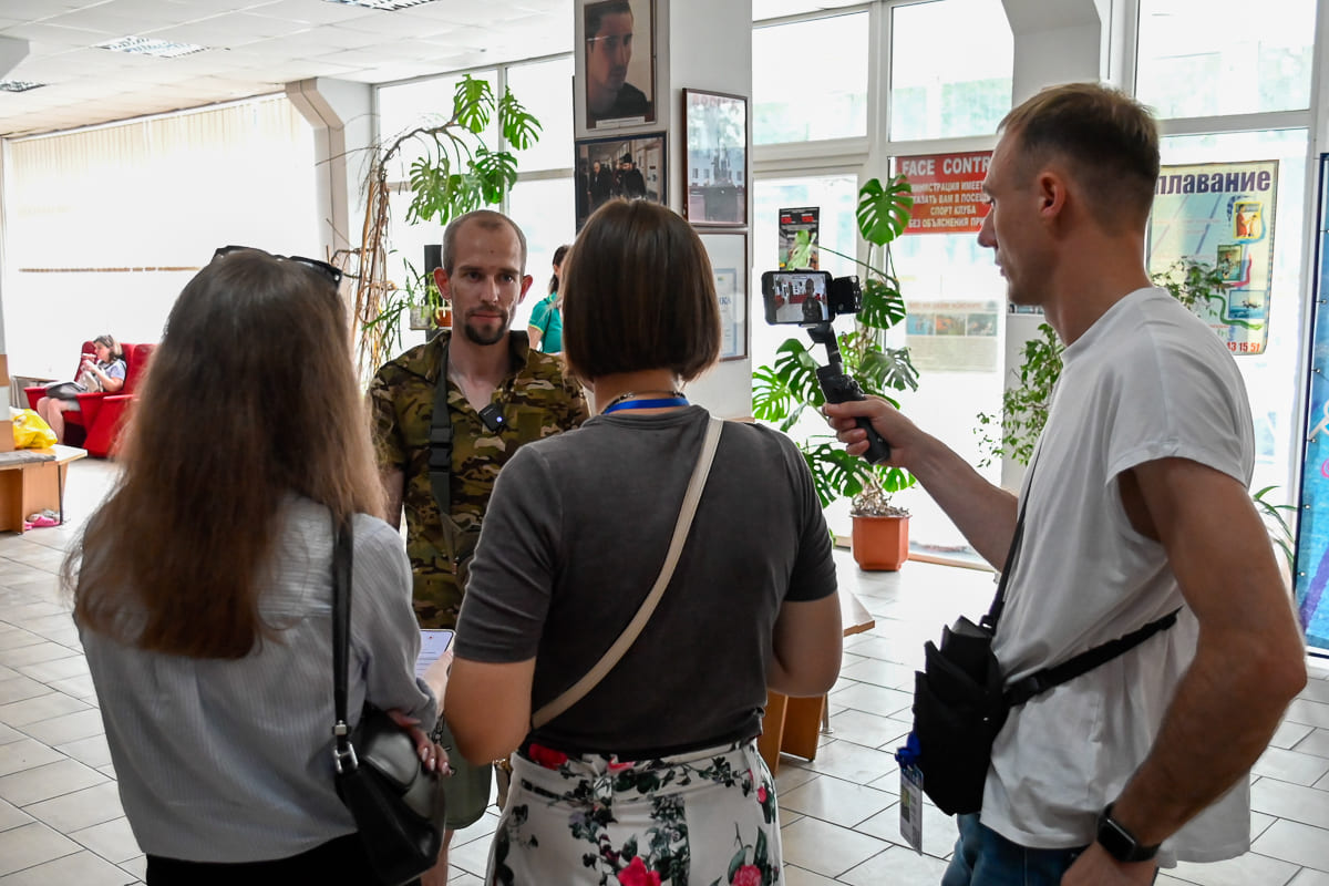 "Вільні хвилі": у Камʼянському стартував проєкт зі спортивної реабілітації через плавання для поранених військовослужбовців
