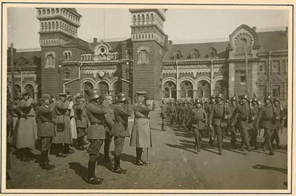 Весна 1918 року. Німецькі окупаційні війська біля катеринославського залізничного вокзалу