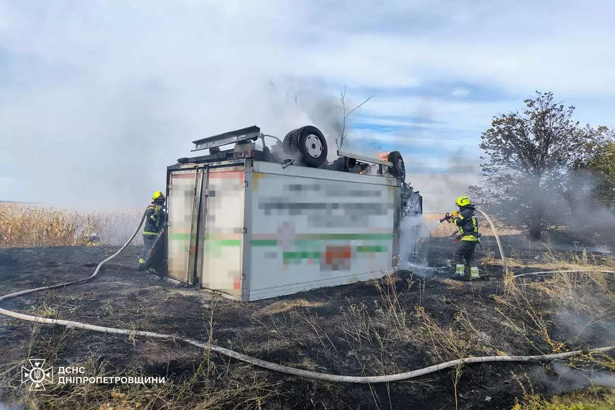 Горіли вантажівка та легковик під Дніпром 3 жовтня