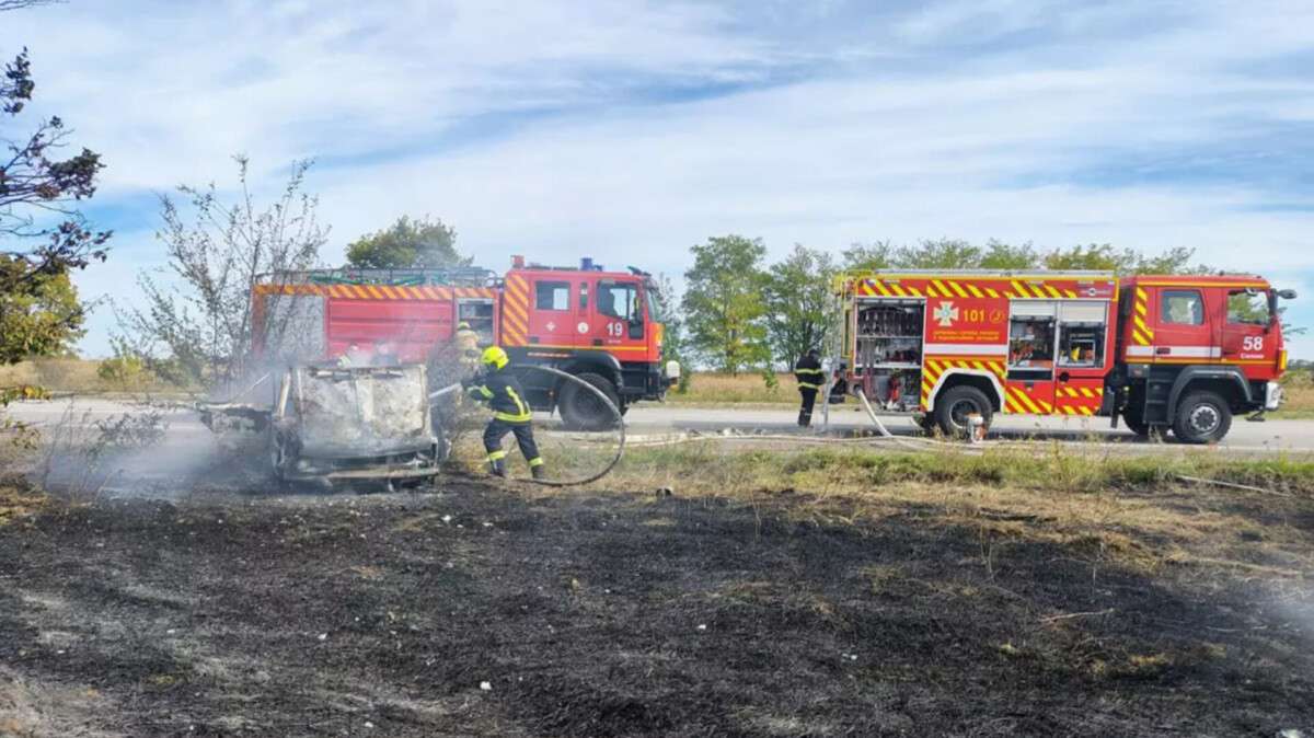 Горіли вантажівка та легковик під Дніпром 3 жовтня