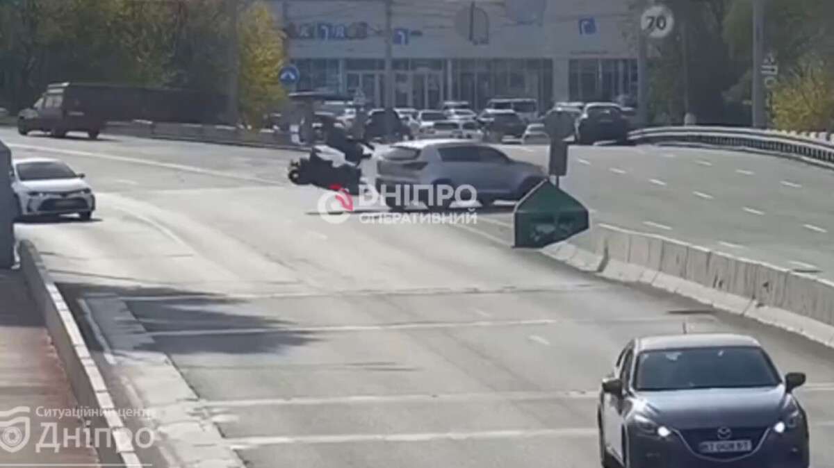 ДТП на Новому мосту: мотоцикліст перекрутився в повітрі - відео