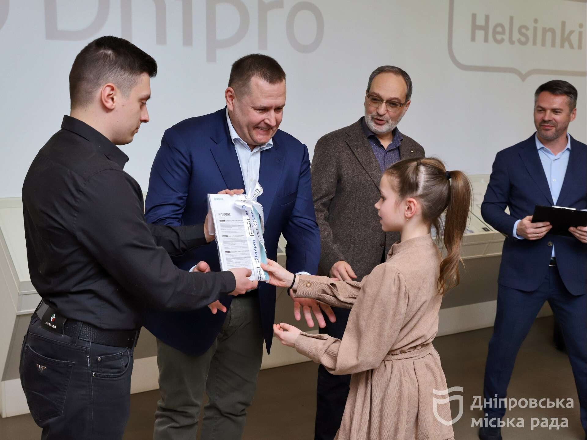 Діти загиблих захисників з Дніпра отримали омріяні музичні інструменти