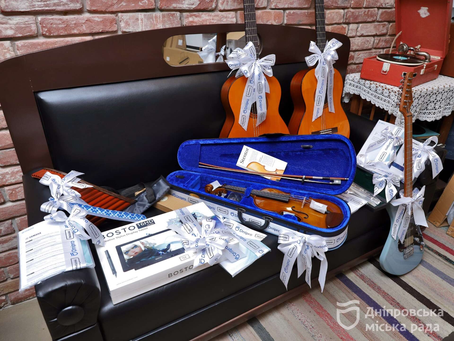 Діти загиблих захисників з Дніпра отримали омріяні музичні інструменти
